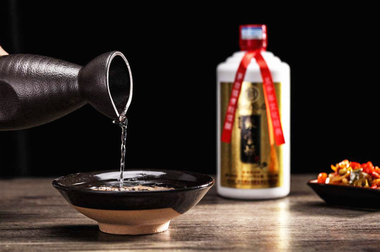 白酒中出现白色絮状物还能喝吗?先别急着扔